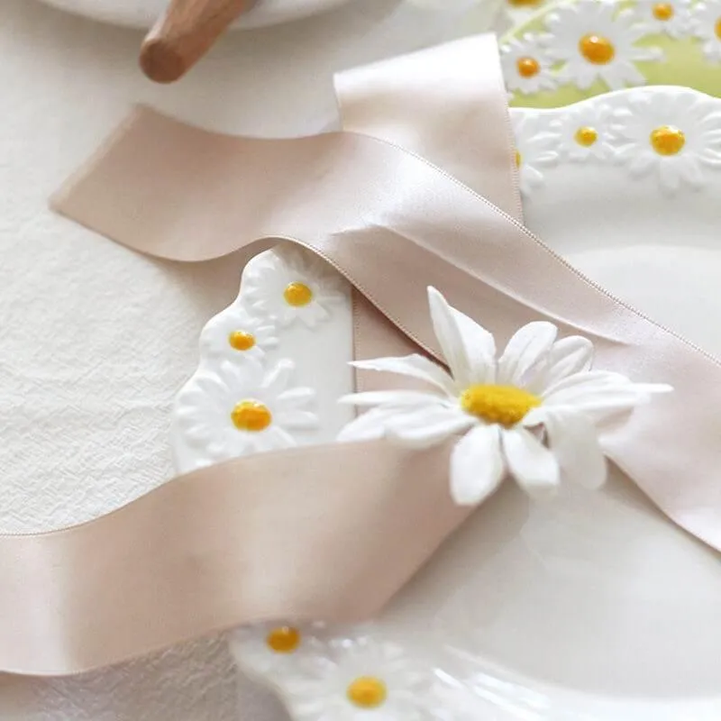 Daisy Embossed Ceramic Dinner Plate - Elegant Floral Tableware