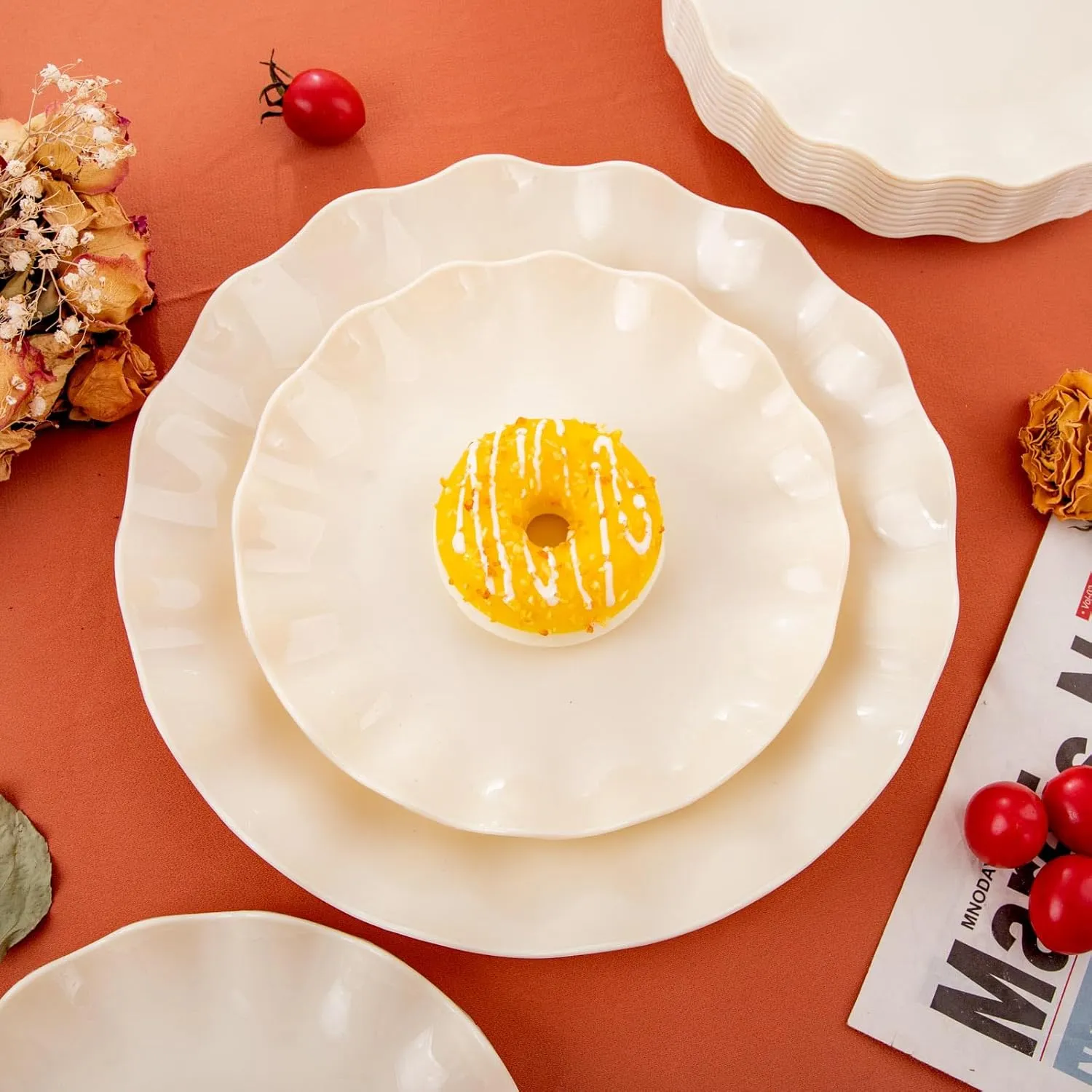 LIYH 24pcs Plastic Plates Reusable,Unbreakable Dinner Plates, Scalloped Plastic Plates, Dishwasher Safe,Ivory Plate Sets Perfect for Parties, Birthday, Picnics, BPA Free(12Guests)
