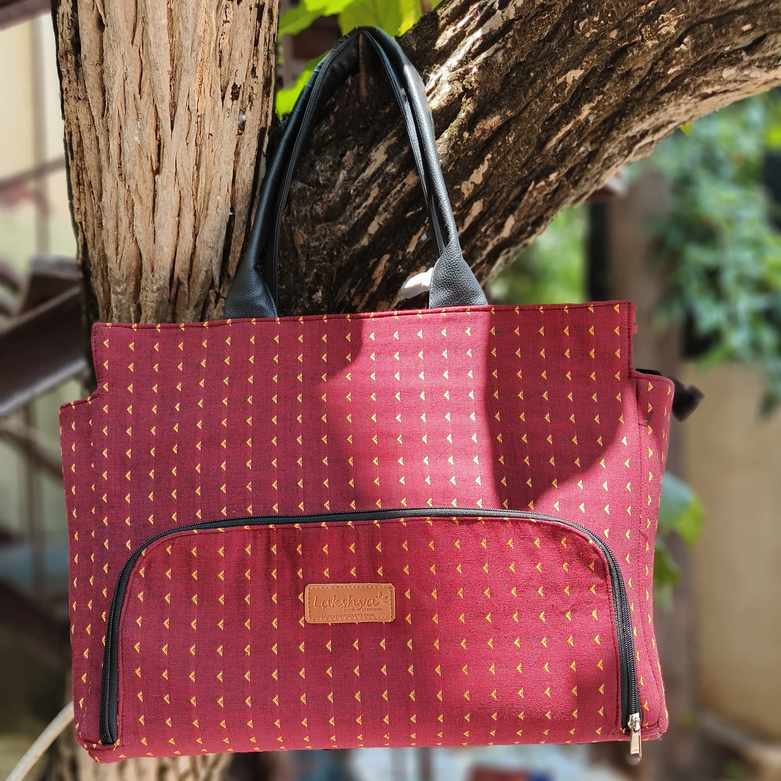 Versatile partition tote Marron With Yellow Small Triangle Design