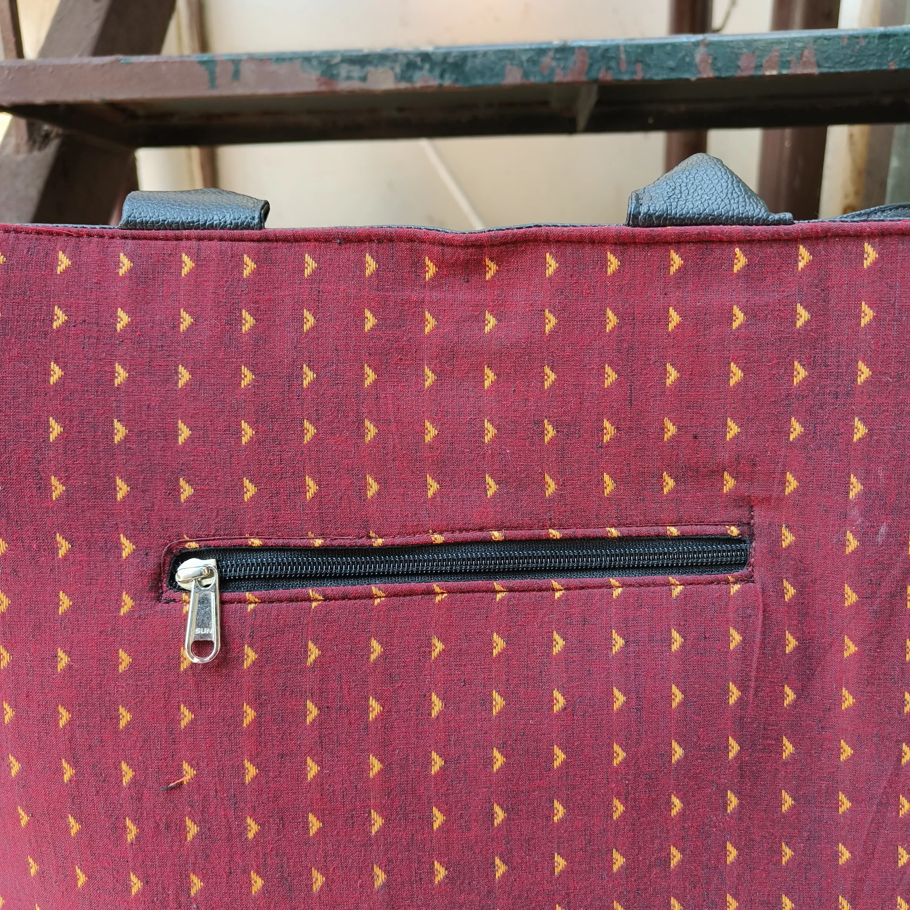 Versatile partition tote Marron With Yellow Small Triangle Design
