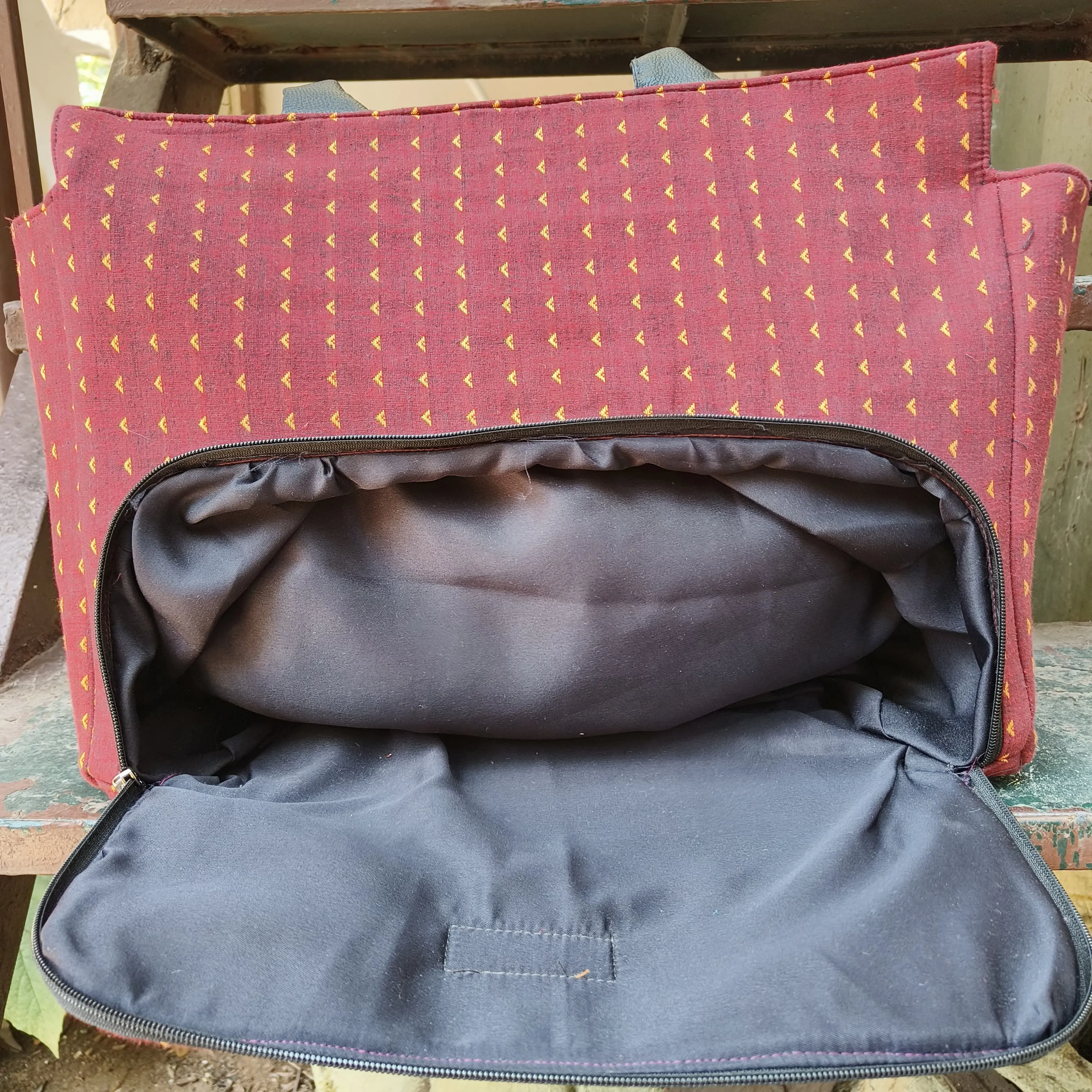 Versatile partition tote Marron With Yellow Small Triangle Design